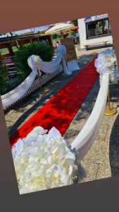 Roter Teppich, weiße Blumen